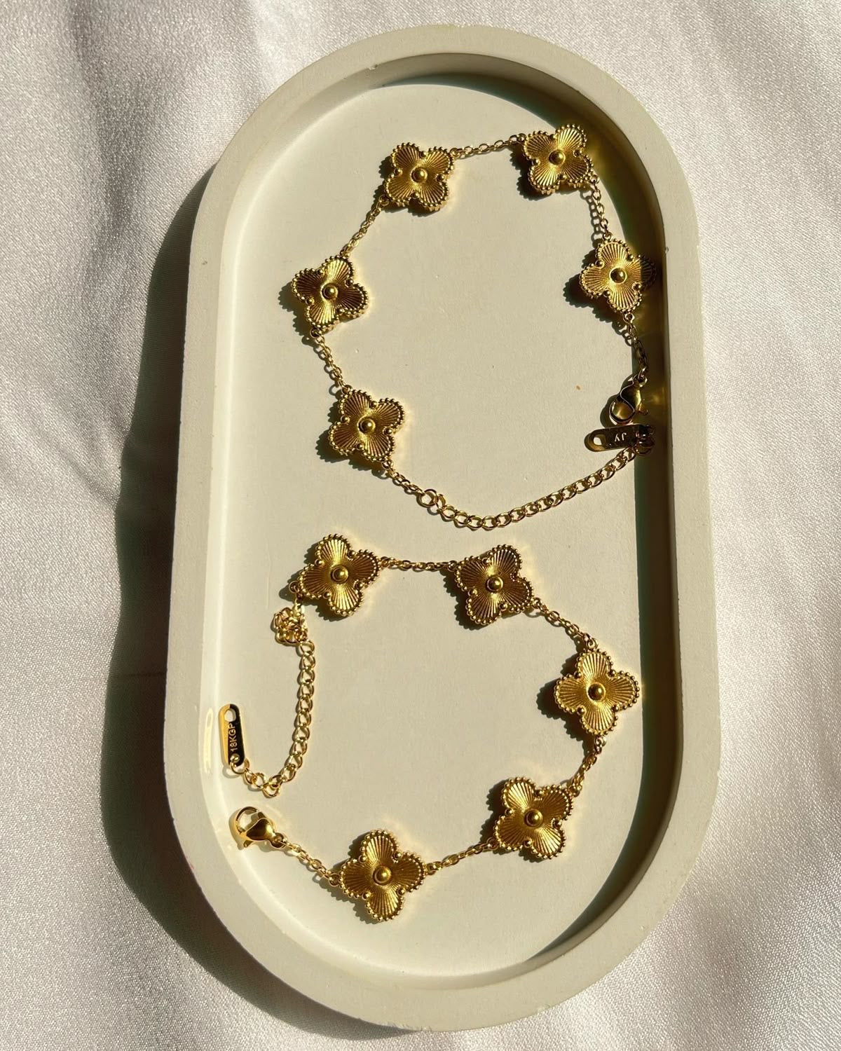 The Elegant Gold Clover Motif Bracelet
