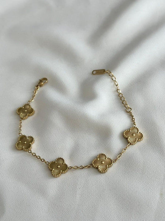 The Elegant Gold Clover Motif Bracelet